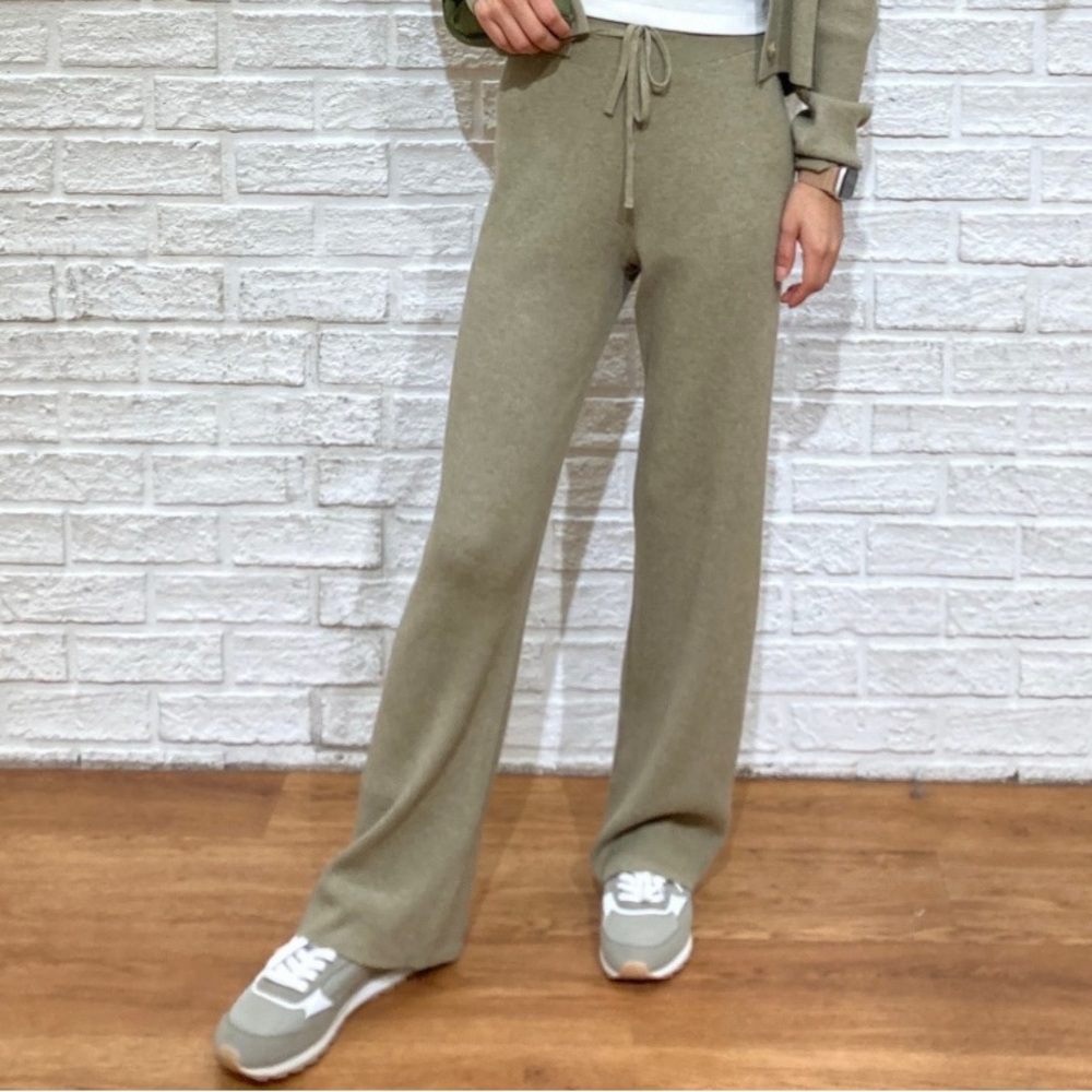 Uniqlo Women's Sage Green Knit Pant